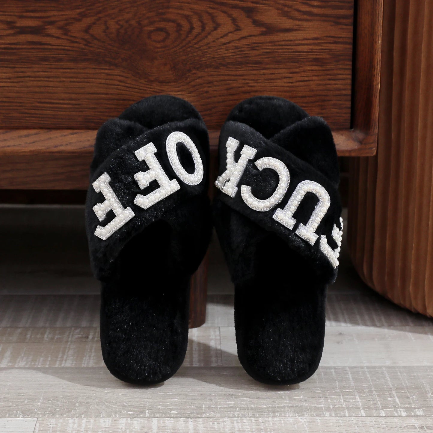 Light Luxury Black Cross-Strap Plush Home Slippers with Pearl Rhinestone Letters, Quirky and Unique, Non-Slip Soft Sole Indoor Slippers, Same Style as European and American Influencers, Women's Warm Thick Plush Bedroom Guest